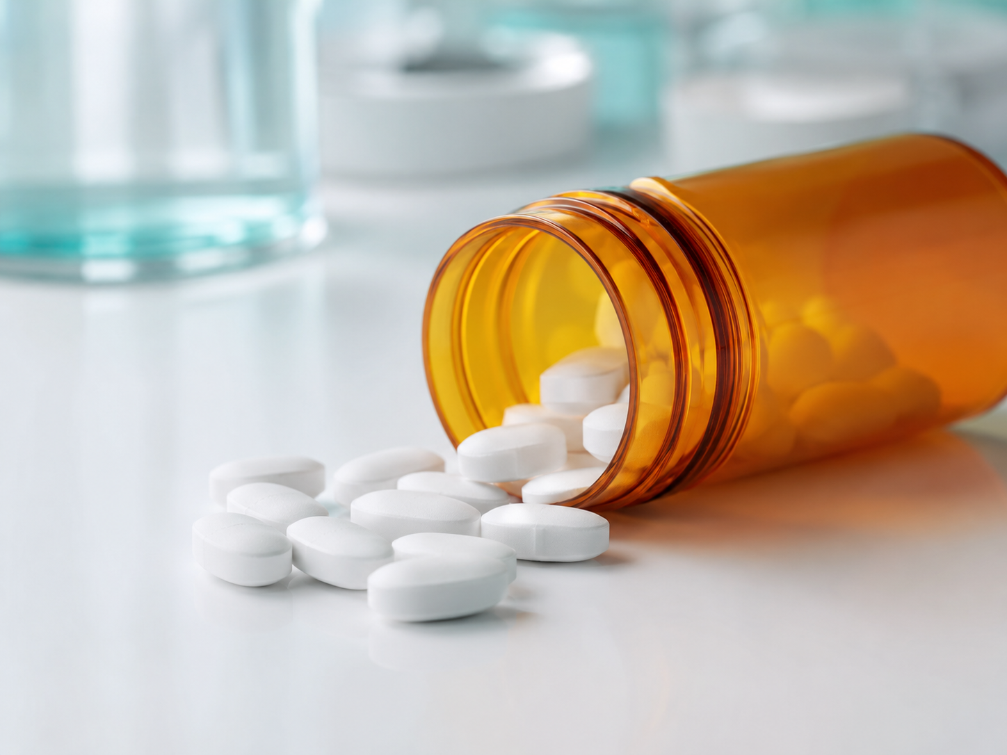 Pastillas de atorvastatina sobre superficie clínica blanca, representando el tratamiento con estatinas para el colesterol alto